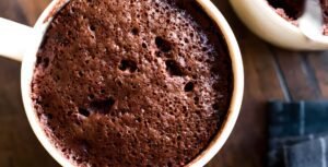 A Melhor Maneira de Fazer um Bolo de Caneca de Chocolate Simples e Fácil em 5 Minutos! 🍫